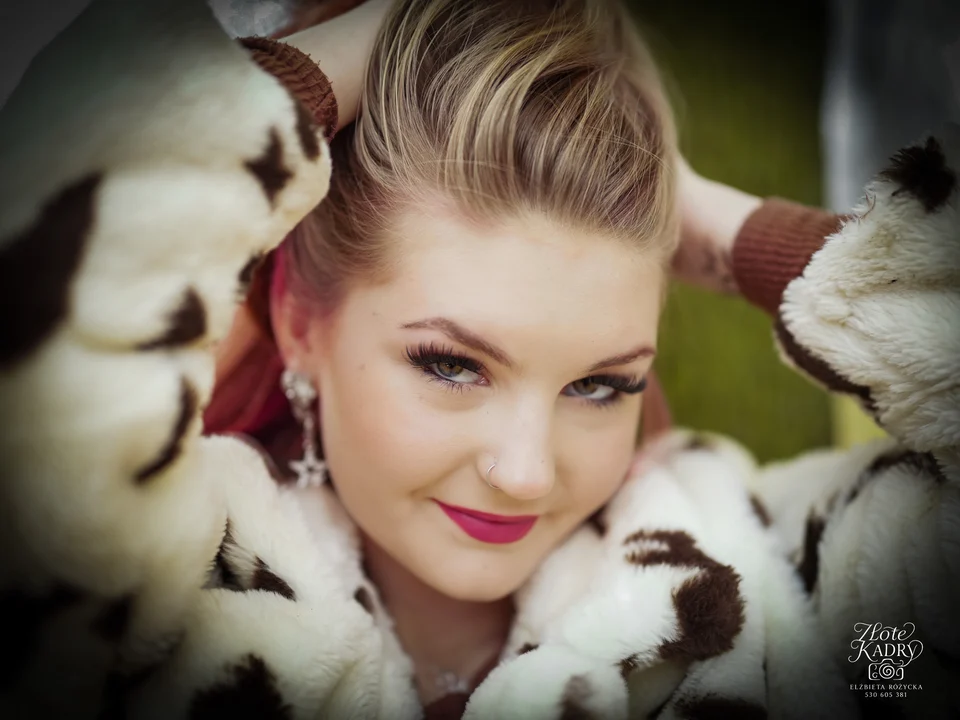 Kobiecy portret plenerowy — fotografia Elżbiety Różyckiej, Złote Kadry