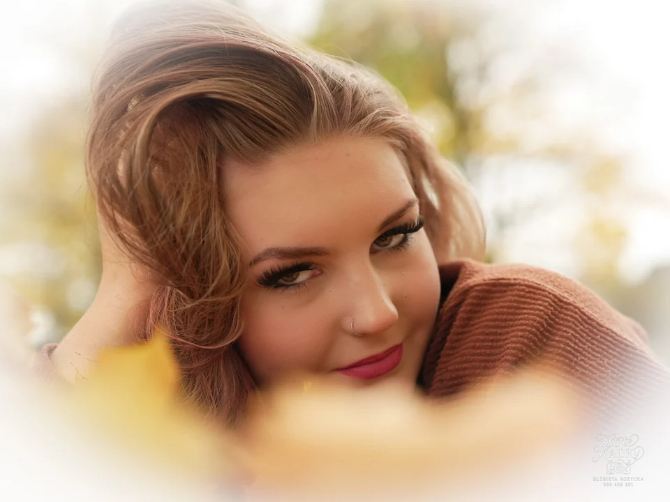Kobiecy portret plenerowy — fotografia Elżbiety Różyckiej, Złote Kadry