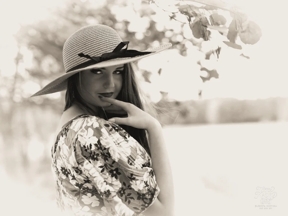 Kobiecy portret plenerowy — fotografia Elżbiety Różyckiej, Złote Kadry