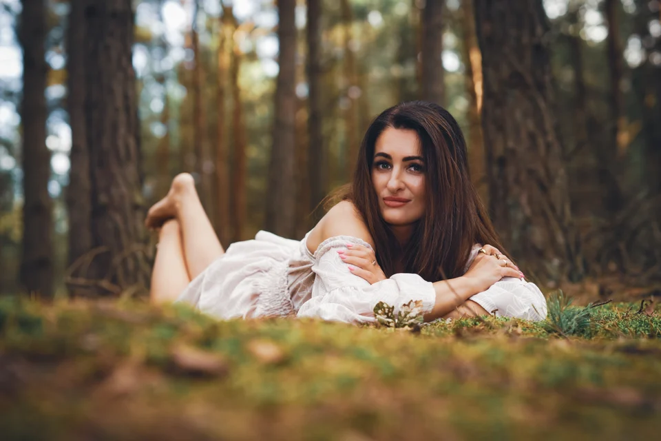 Kobiecy portret plenerowy — fotografia Elżbiety Różyckiej, Złote Kadry
