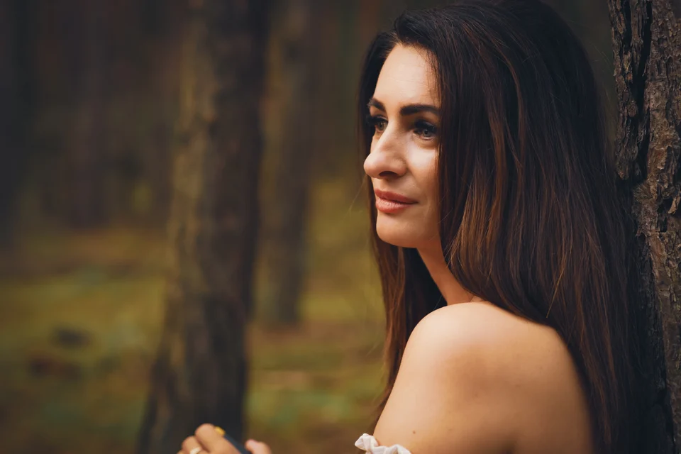 Kobiecy portret plenerowy — fotografia Elżbiety Różyckiej, Złote Kadry