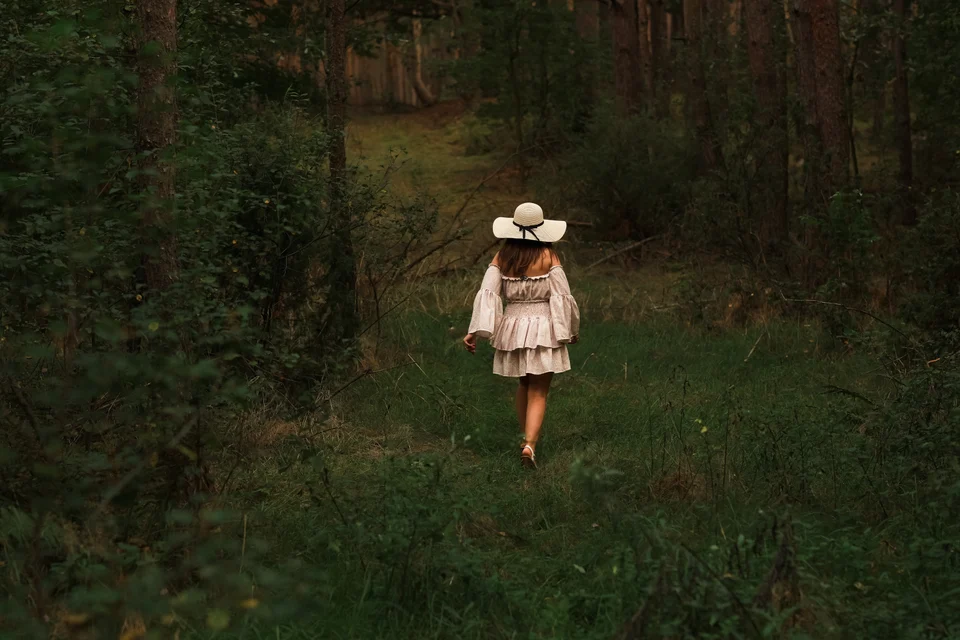Kobiecy portret plenerowy — fotografia Elżbiety Różyckiej, Złote Kadry