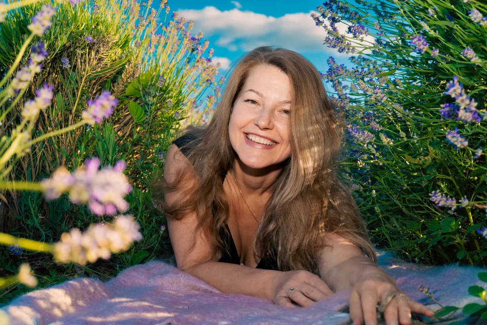 Kobiecy portret plenerowy — fotografia Elżbiety Różyckiej, Złote Kadry