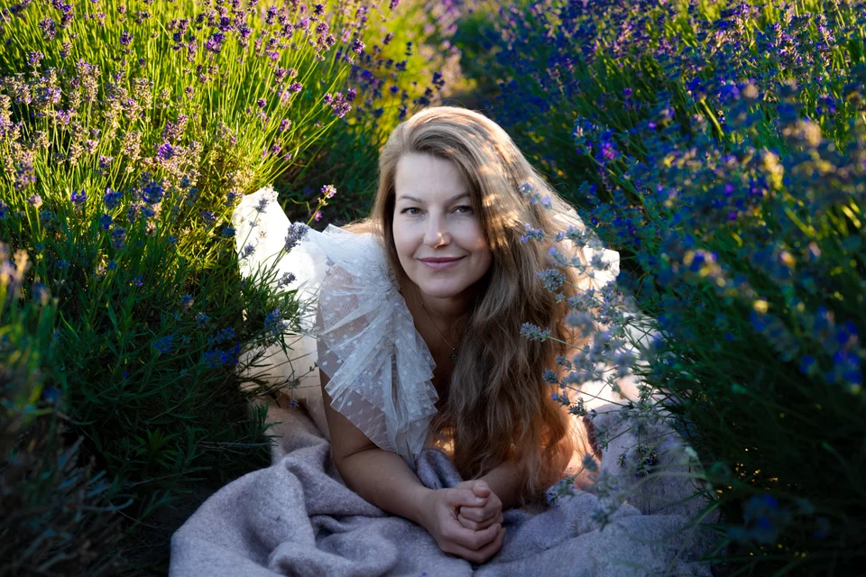 Kobiecy portret plenerowy — fotografia Elżbiety Różyckiej, Złote Kadry