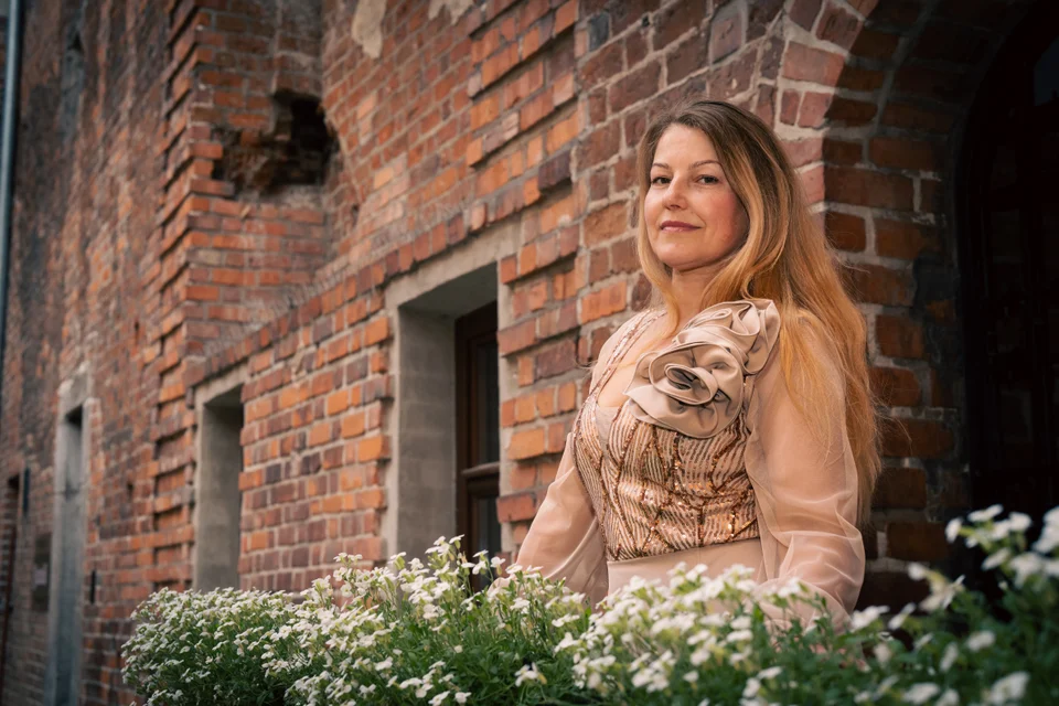 Kobiecy portret plenerowy — fotografia Elżbiety Różyckiej, Złote Kadry