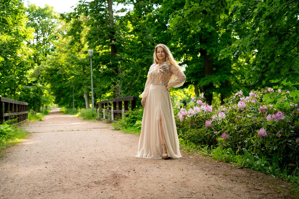 Kobiecy portret plenerowy — fotografia Elżbiety Różyckiej, Złote Kadry