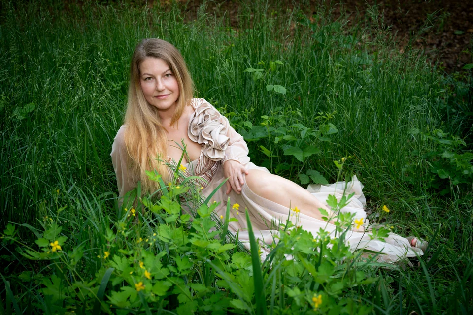 Kobiecy portret plenerowy — fotografia Elżbiety Różyckiej, Złote Kadry