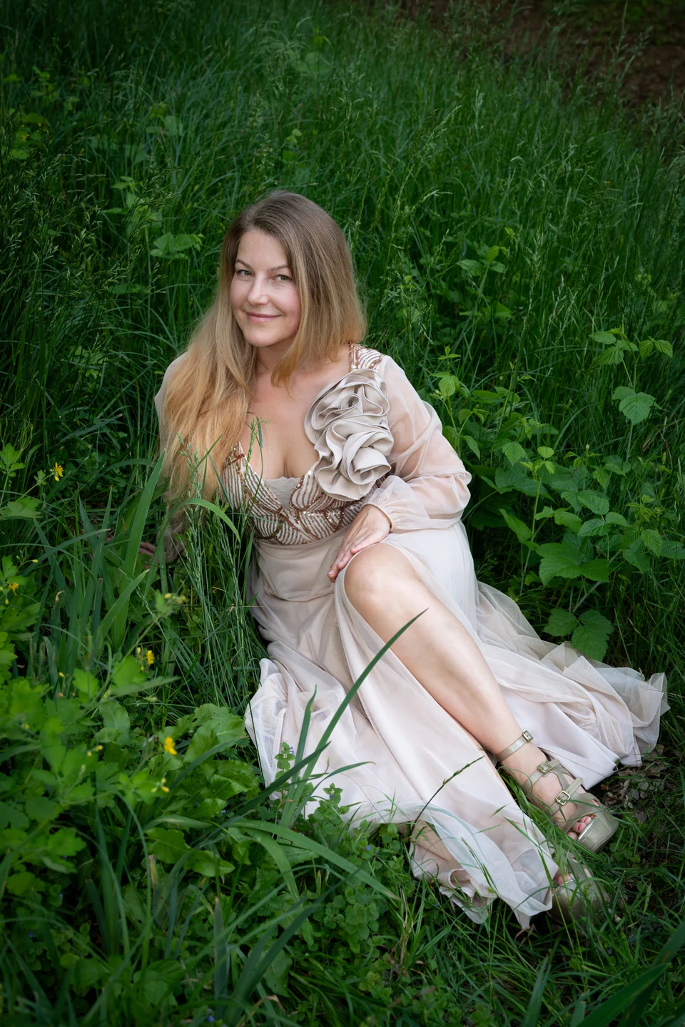 Kobiecy portret plenerowy — fotografia Elżbiety Różyckiej, Złote Kadry