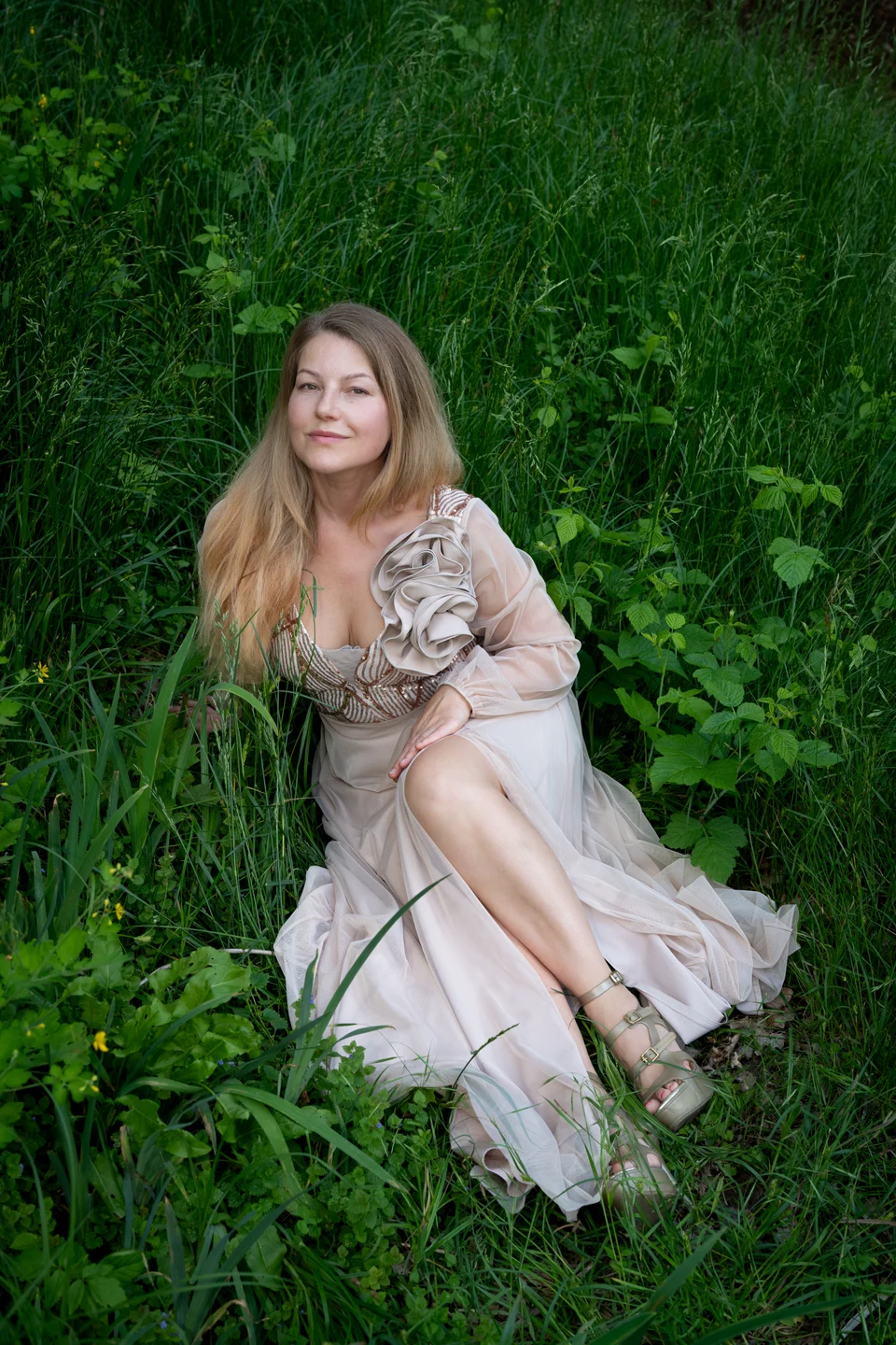 Kobiecy portret plenerowy — fotografia Elżbiety Różyckiej, Złote Kadry