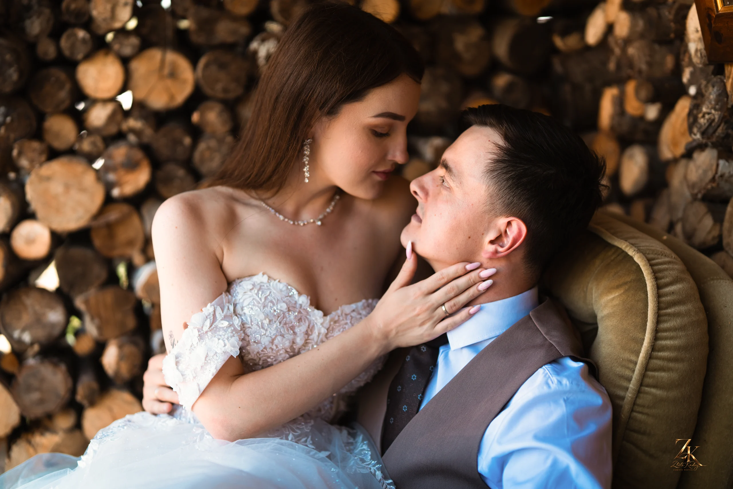 Para Młoda w ciepłym, bliskim portrecie