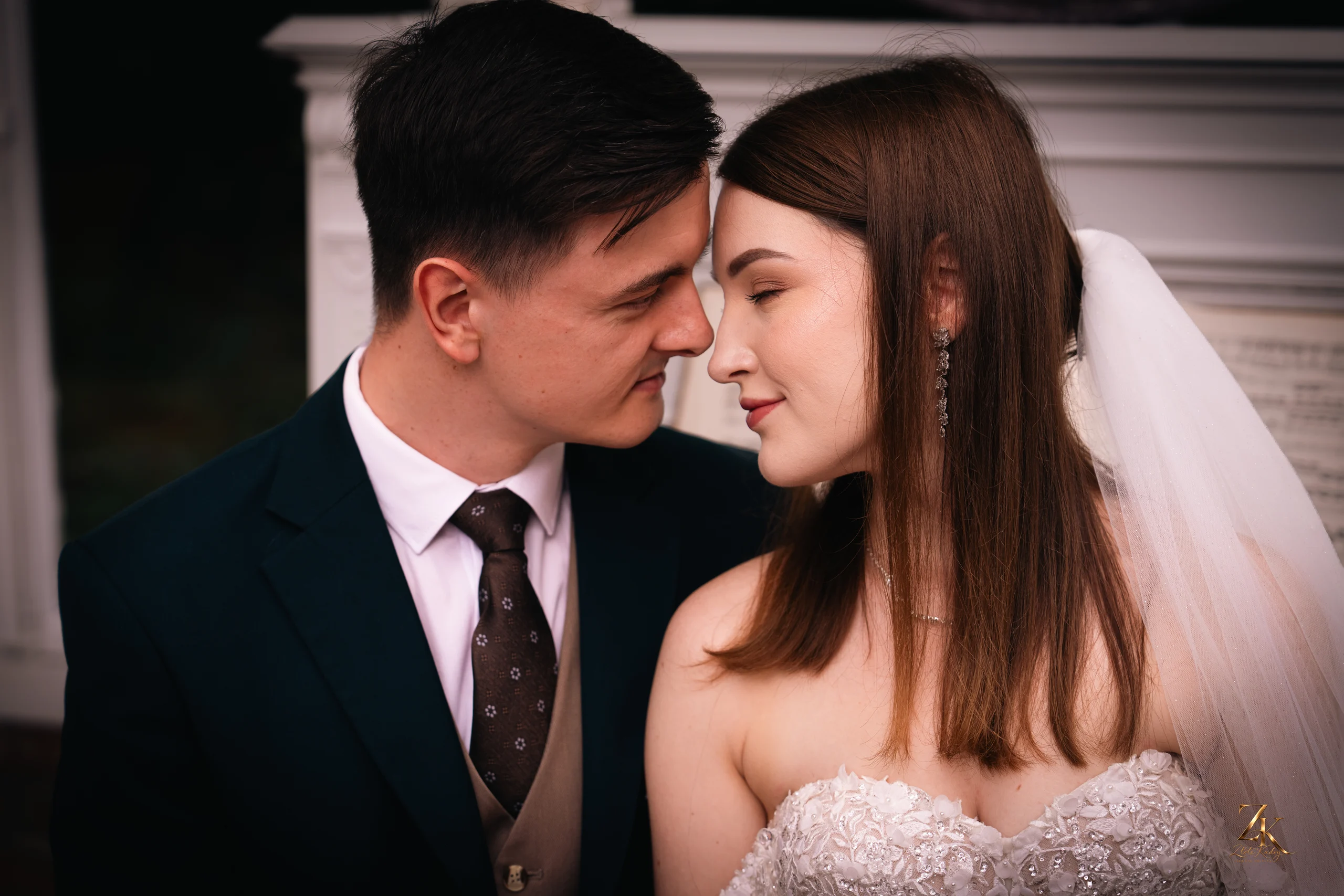 Para Młoda w eleganckim portrecie ślubnym
