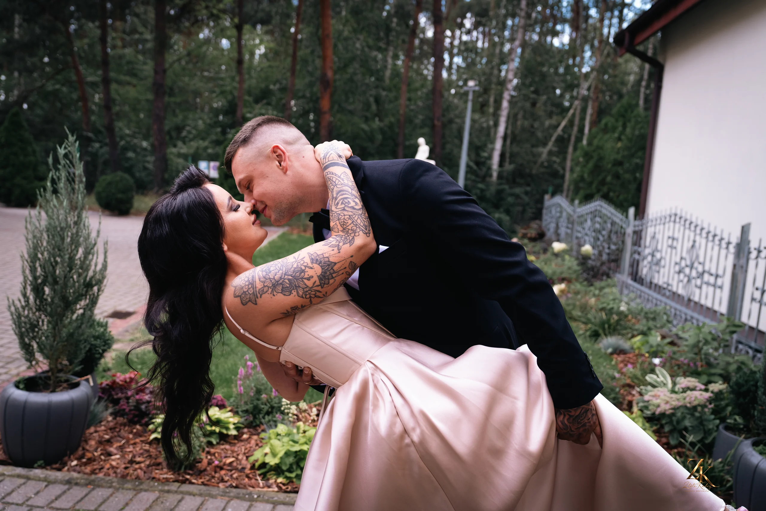 Emocjonalny portret Pary Młodej podczas uroczystości