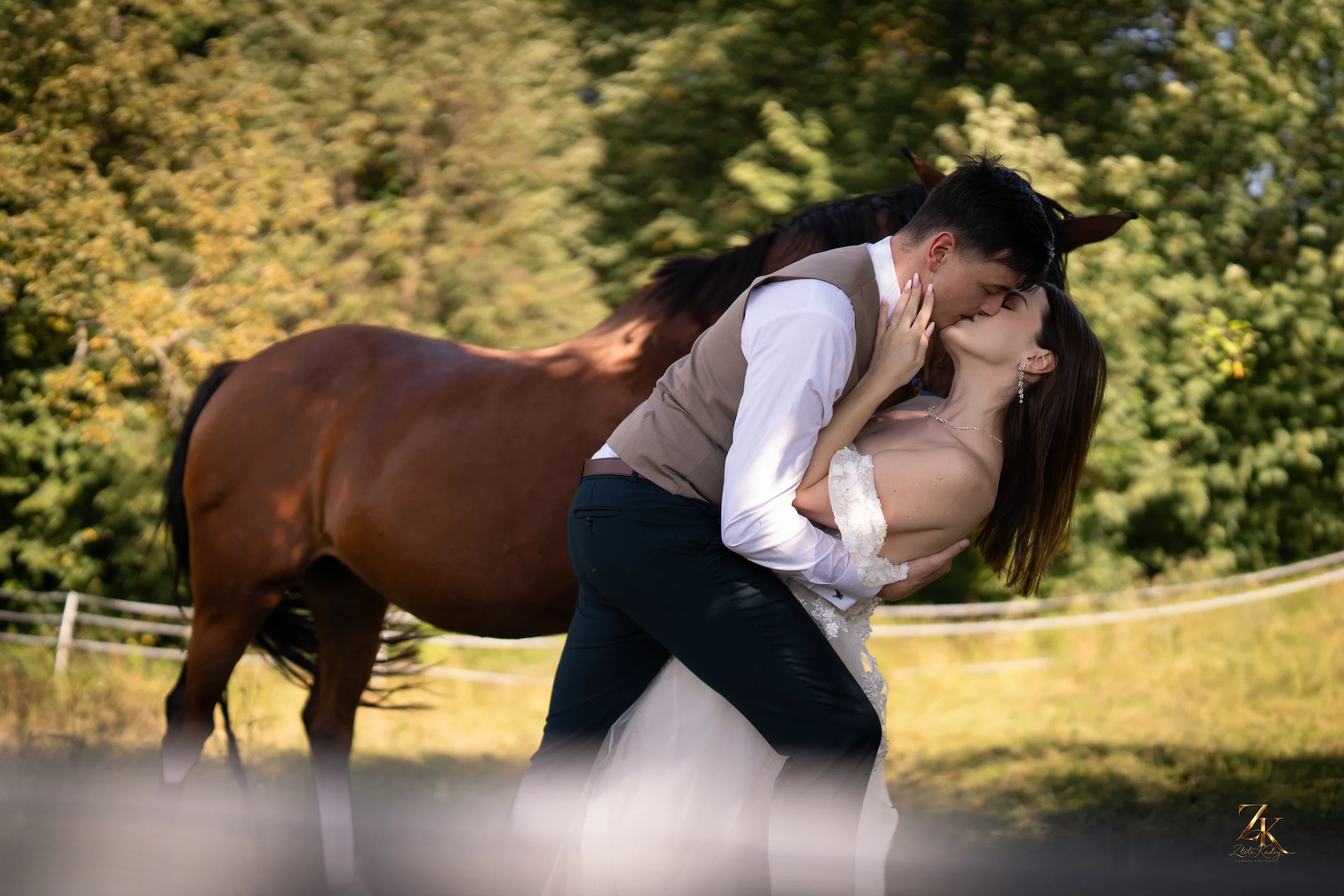 Romantyczny portret Pary Młodej w plenerze