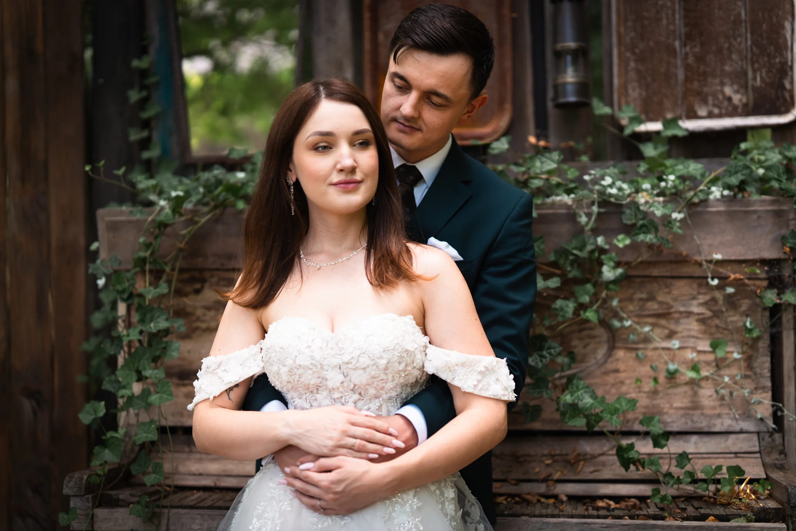 Elegancki portret Pary Młodej w otoczeniu zieleni