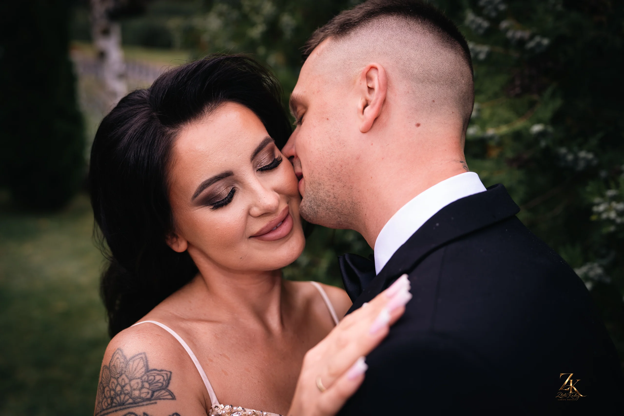 Czuły portret Pary Młodej w plenerze