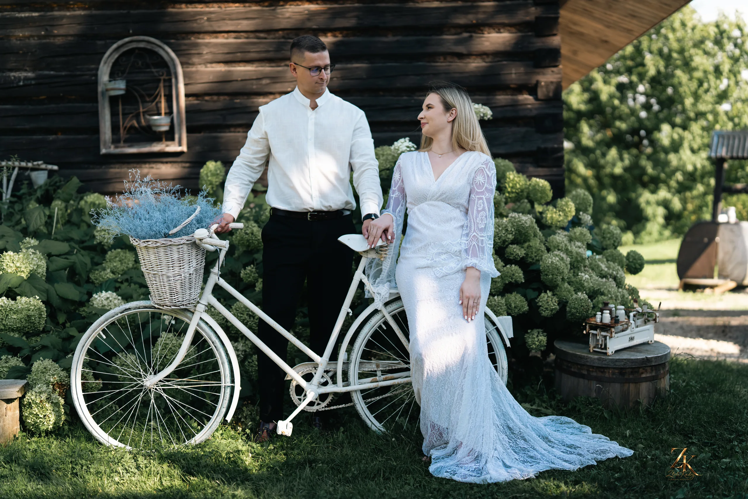 Para podczas romantycznej sesji z rowerem