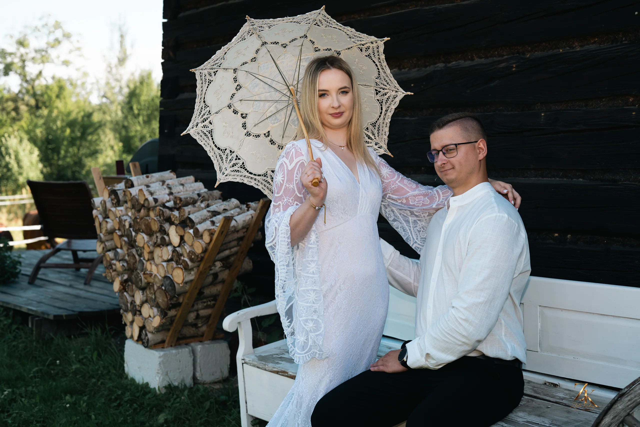 Elegancki portret pary z koronkową parasolką