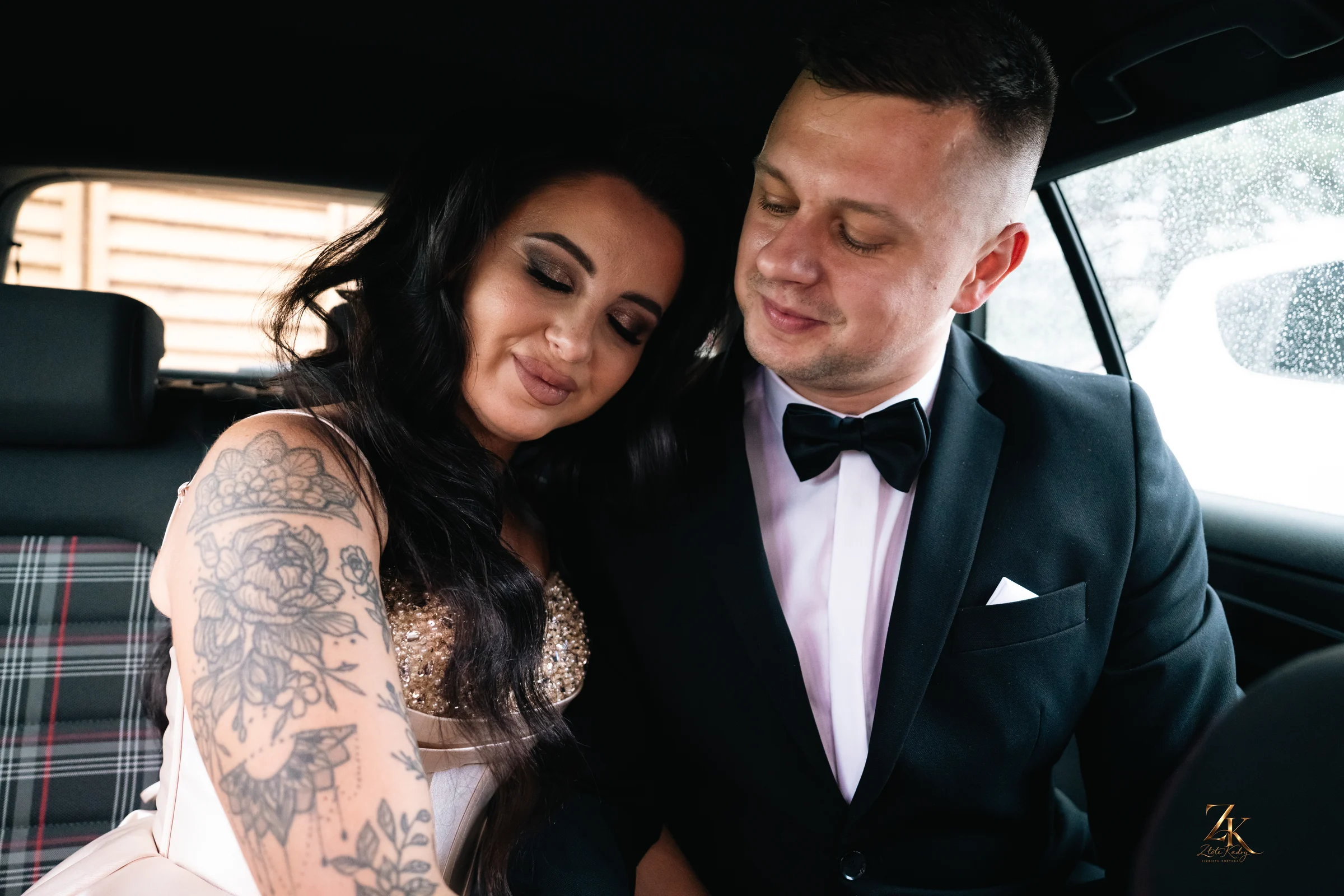 Para siedzi blisko siebie we wnętrzu samochodu