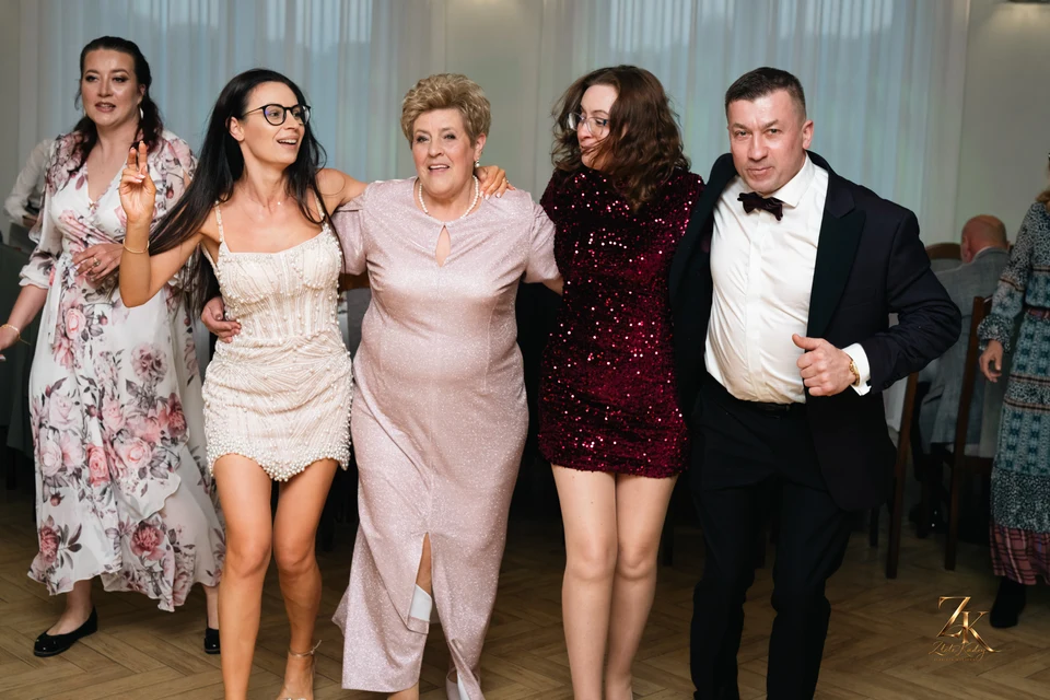 Goście wspólnie tańczą — 50. rocznica ślubu