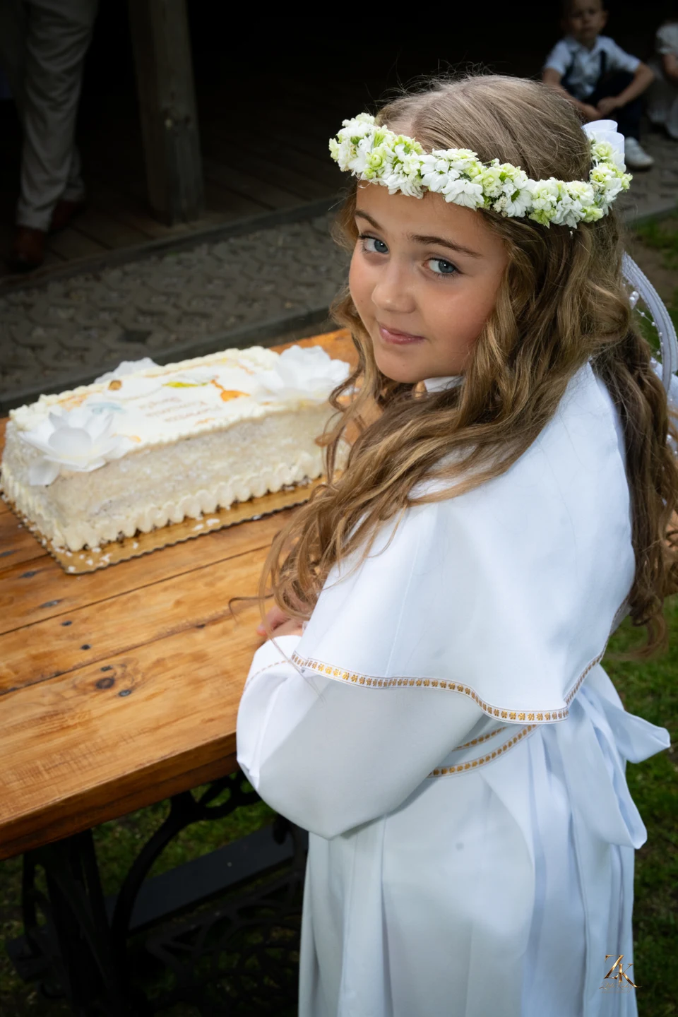 Portret Marysi w wianku przy torcie — Komunia Marysi