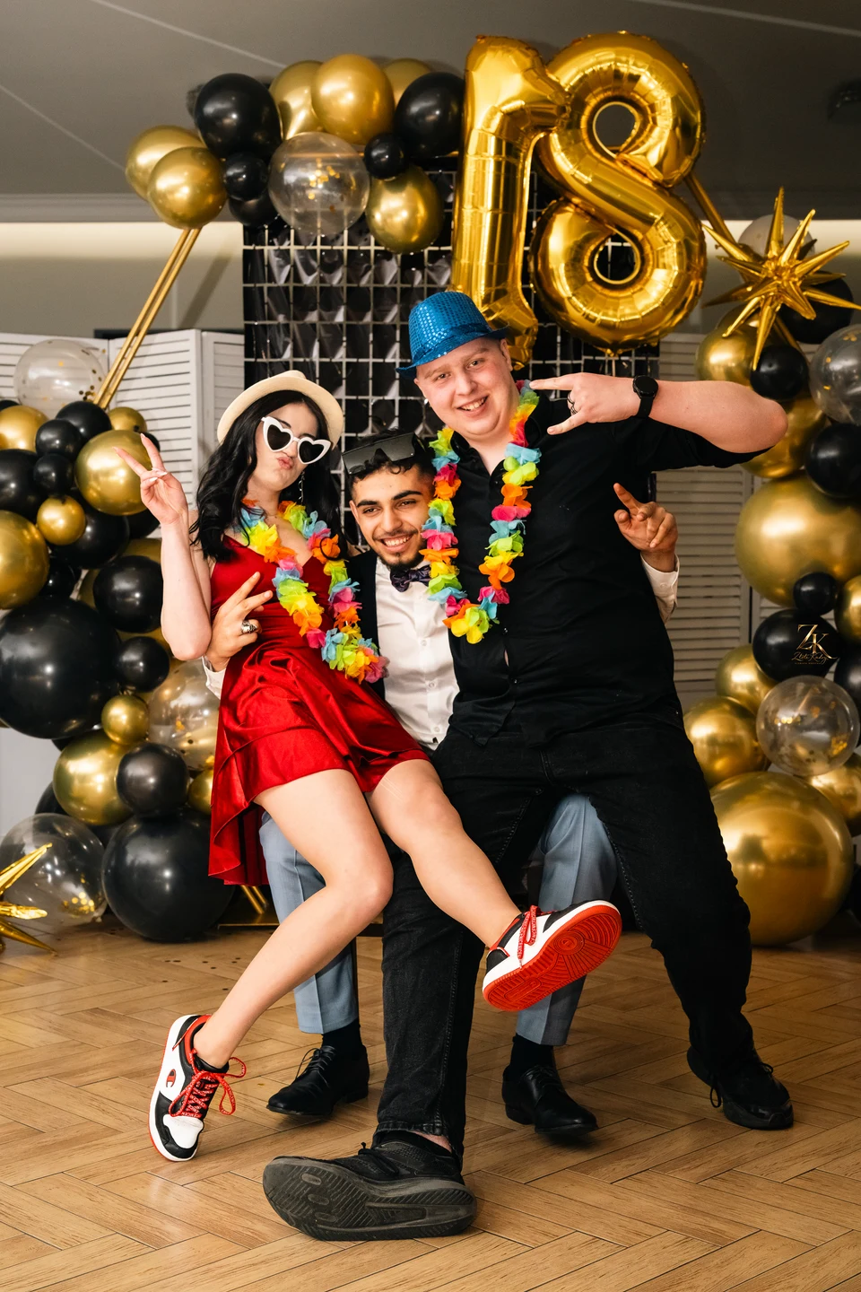 Urodzinowa zabawa z kolorowymi akcesoriami