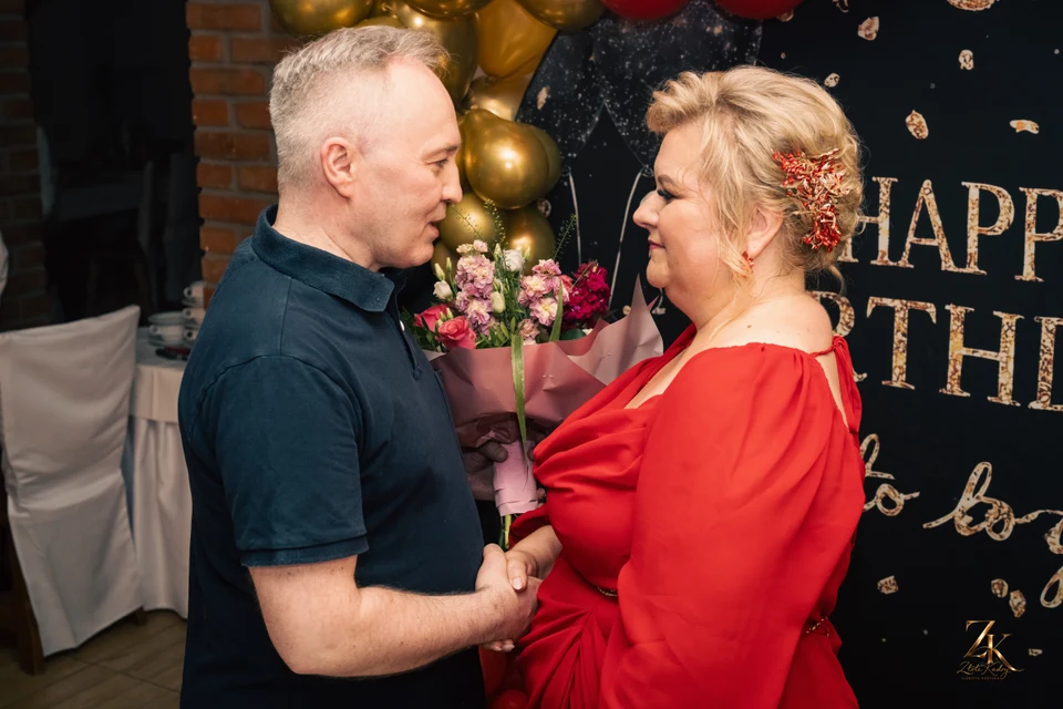 Para na przyjęciu urodzinowym — Urodziny Wioletty
