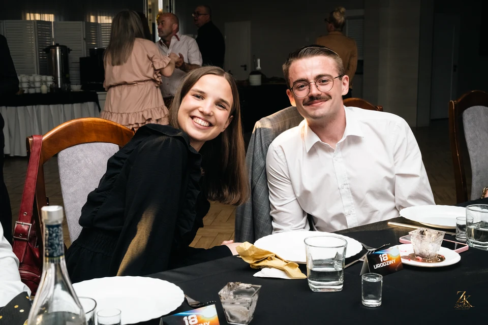 Goście przy stole podczas urodzin Nataniela