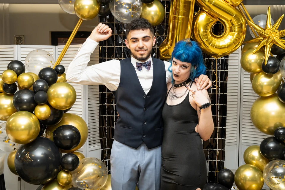 Nataniel z gośćmi przy dekoracji z liczbą 18