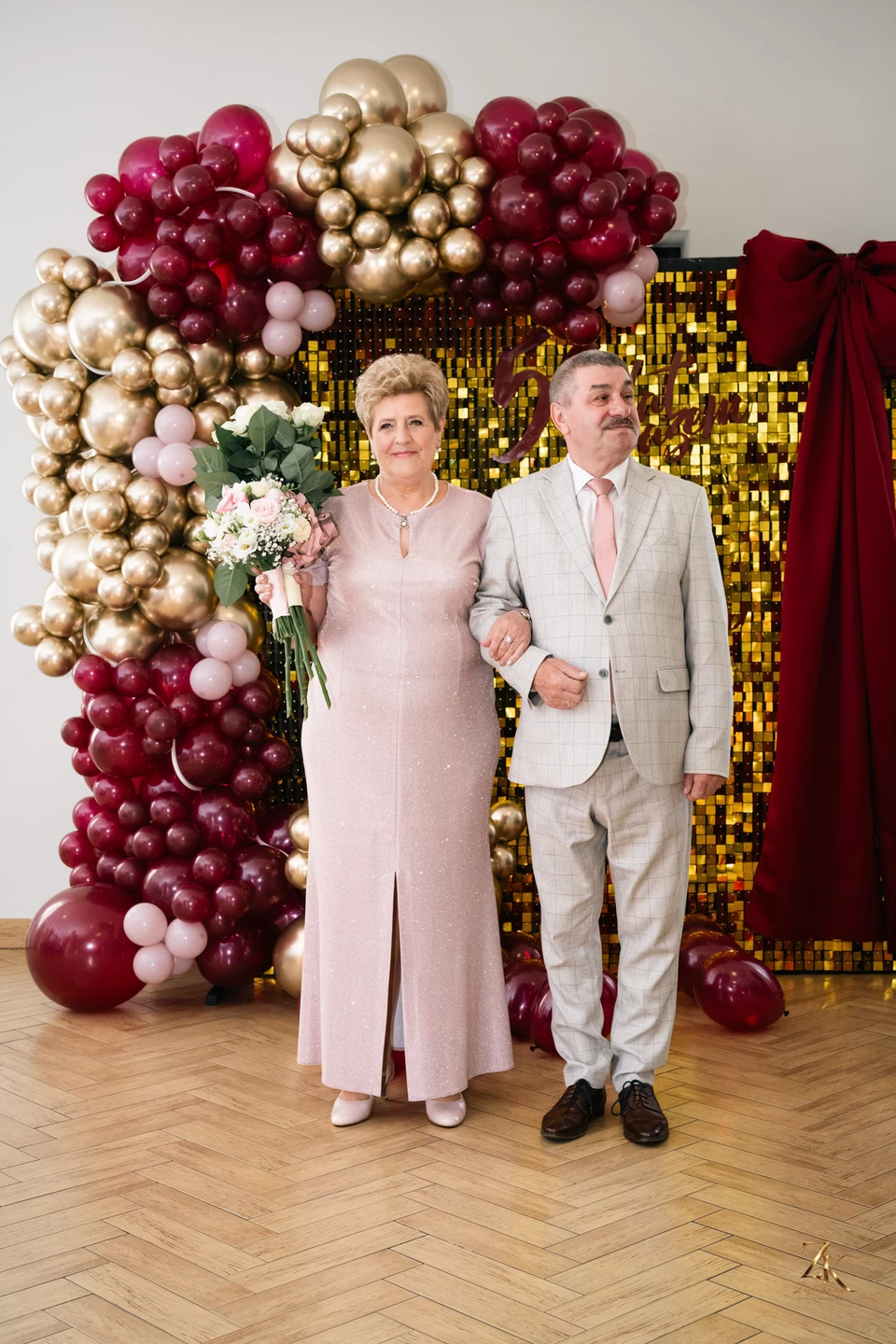 Portret pary przy jubileuszowej dekoracji — 50. rocznica ślubu