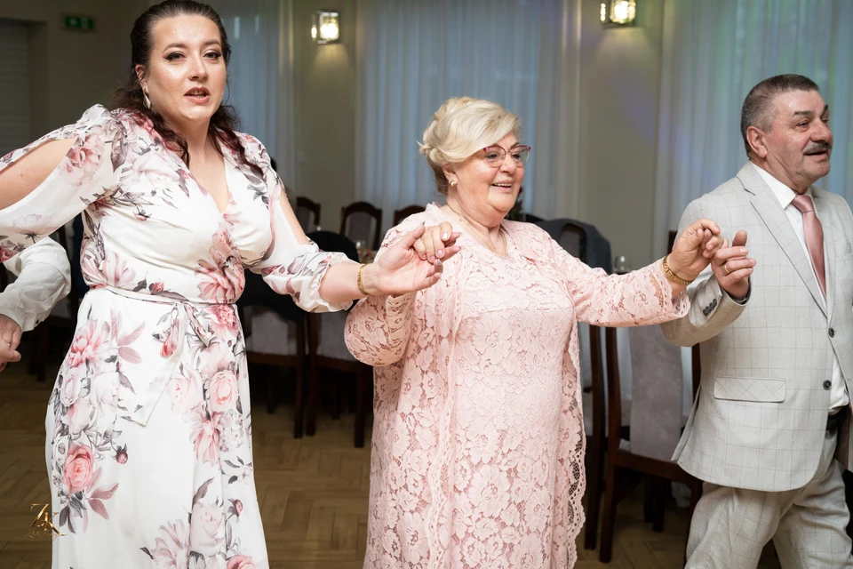 Jubilaci tańczą z gośćmi — 50. rocznica ślubu
