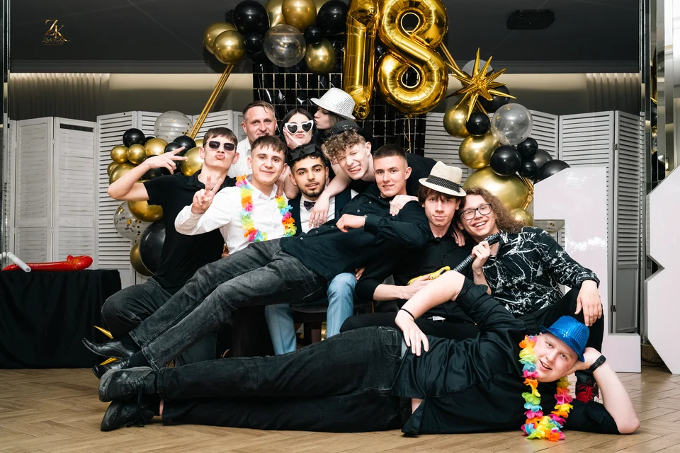 Grupowe zdjęcie przyjaciół podczas urodzin Nataniela