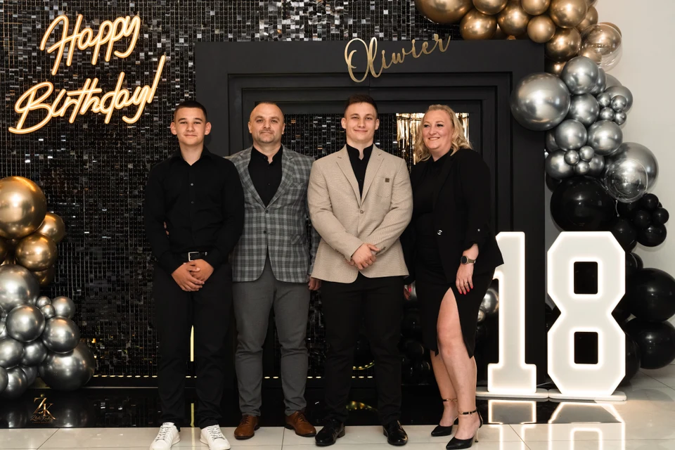 Goście pozują przy balonach — Urodziny Oliwiera