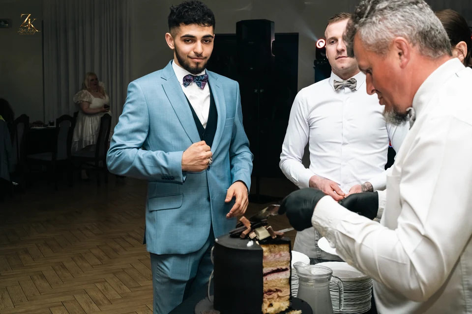 Nataniel podczas rozmowy z gośćmi na urodzinach