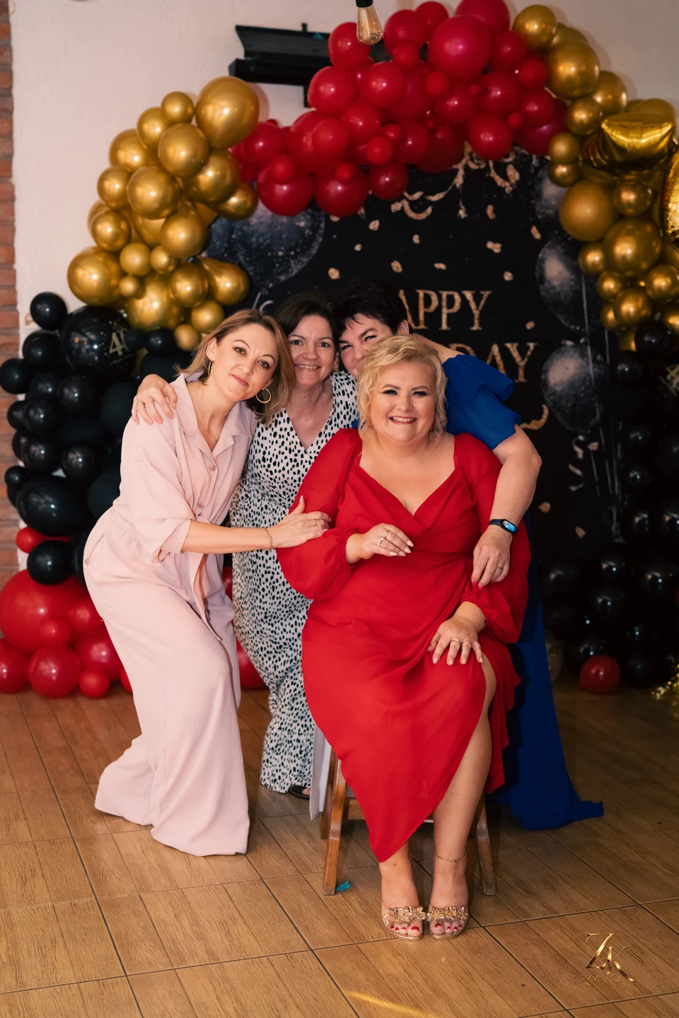 Jubilatka z gośćmi na tle balonów — Urodziny Wioletty