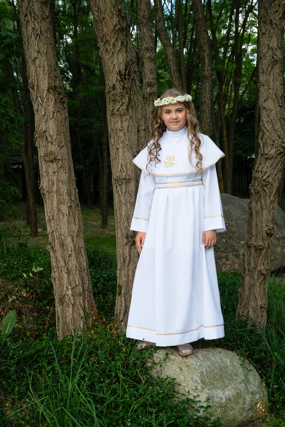 Marysia w białej sukni wśród drzew — Komunia Marysi