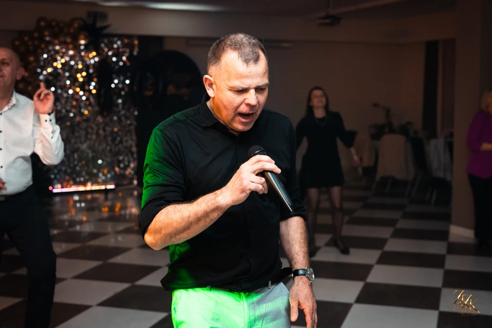 Zabawa przy mikrofonie podczas przyjęcia