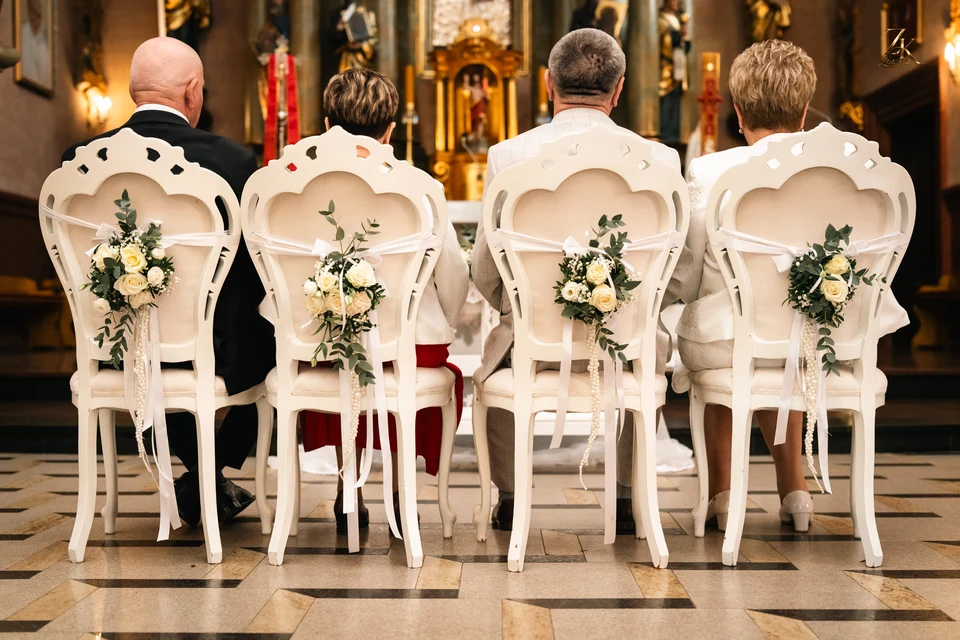 Jubilaci i bliscy podczas ceremonii w kościele — 50. rocznica ślubu