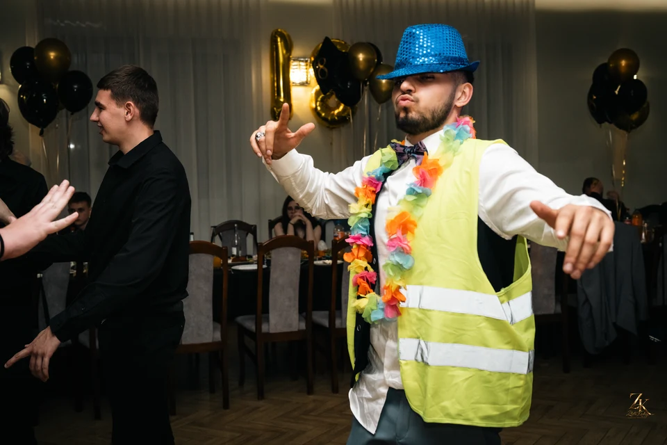 Nataniel w kolorowych akcesoriach podczas zabawy
