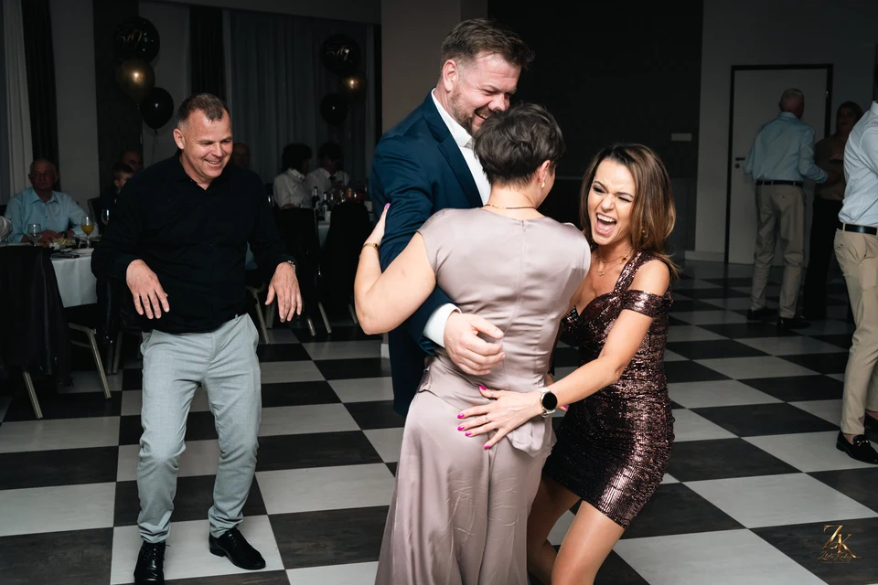 Radosny moment podczas wspólnej zabawy