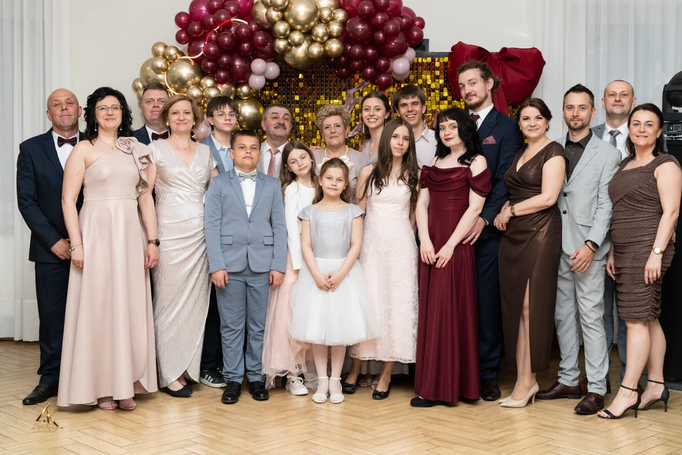 Rodzinna fotografia grupowa przy dekoracji — 50. rocznica ślubu