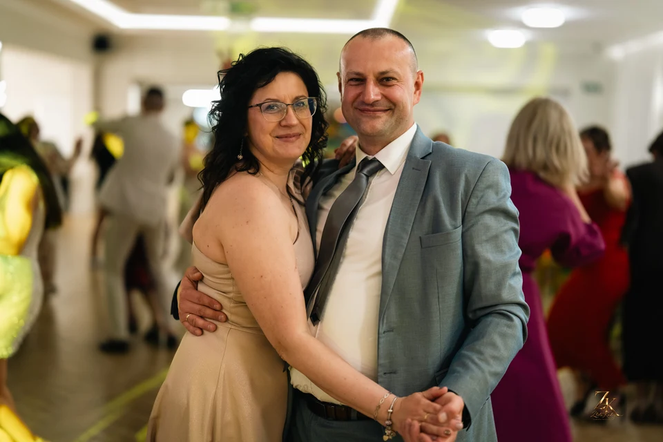 Pamiątkowy portret pary podczas przyjęcia — 50. rocznica ślubu