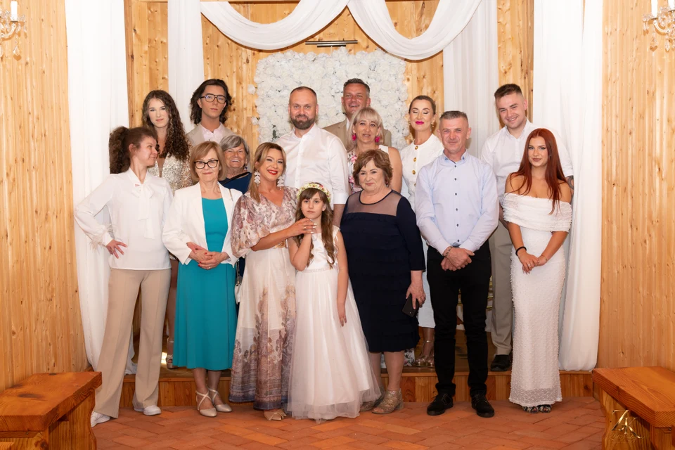Rodzinna fotografia na tle komunijnej dekoracji — Komunia Antosi