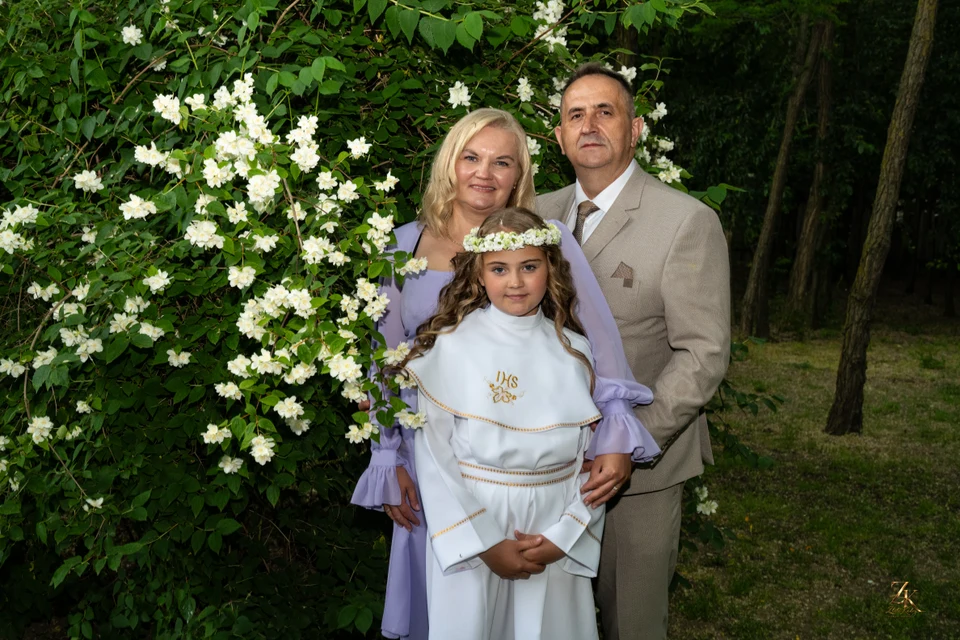 Marysia z bliskimi w ogrodzie — Komunia Marysi