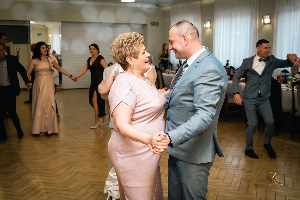 Taniec jubilatów podczas przyjęcia — 50. rocznica ślubu