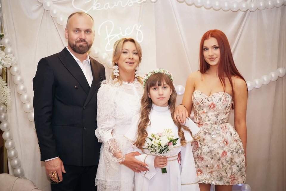 Bliscy na wspólnym zdjęciu z Antosią — Komunia Antosi
