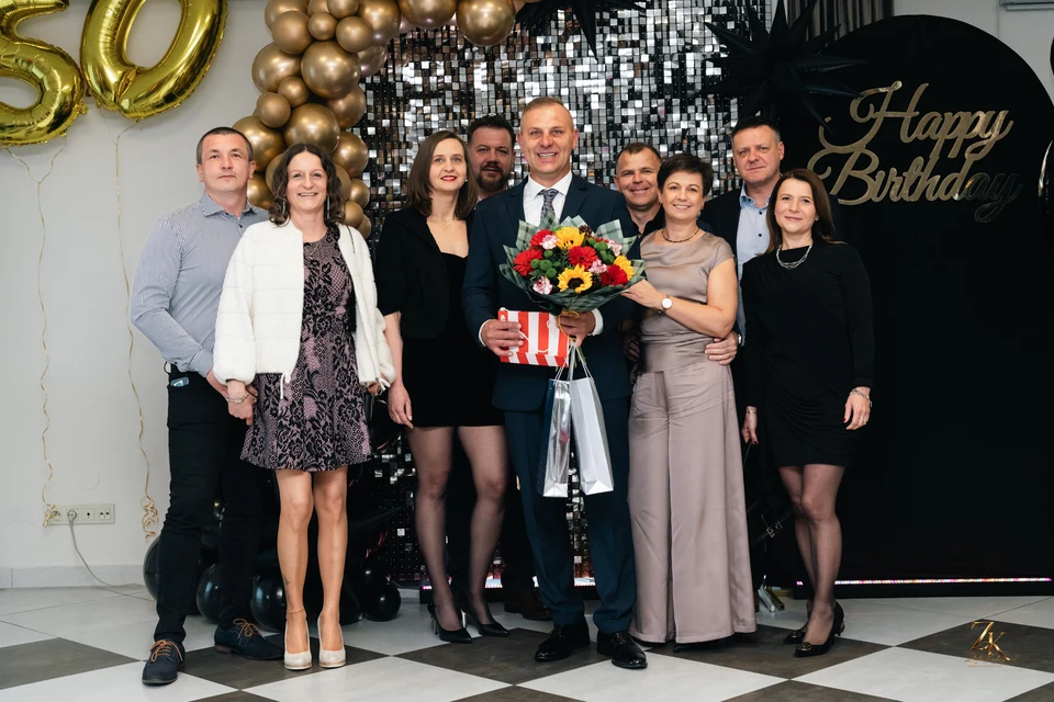 Goście z kwiatami podczas 50. urodzin Jacka