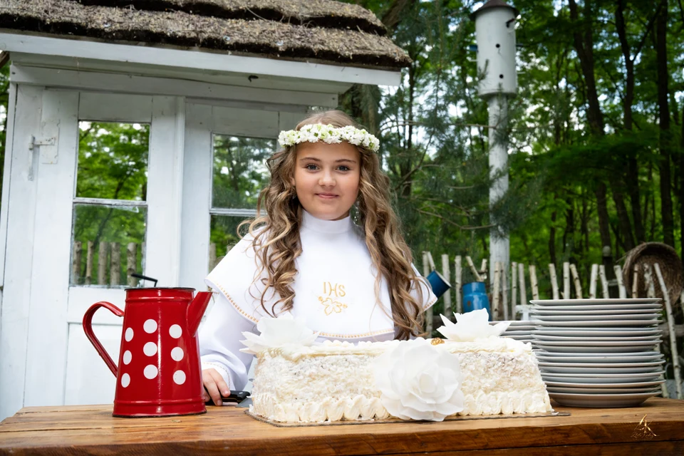 Marysia przy stole podczas przyjęcia — Komunia Marysi