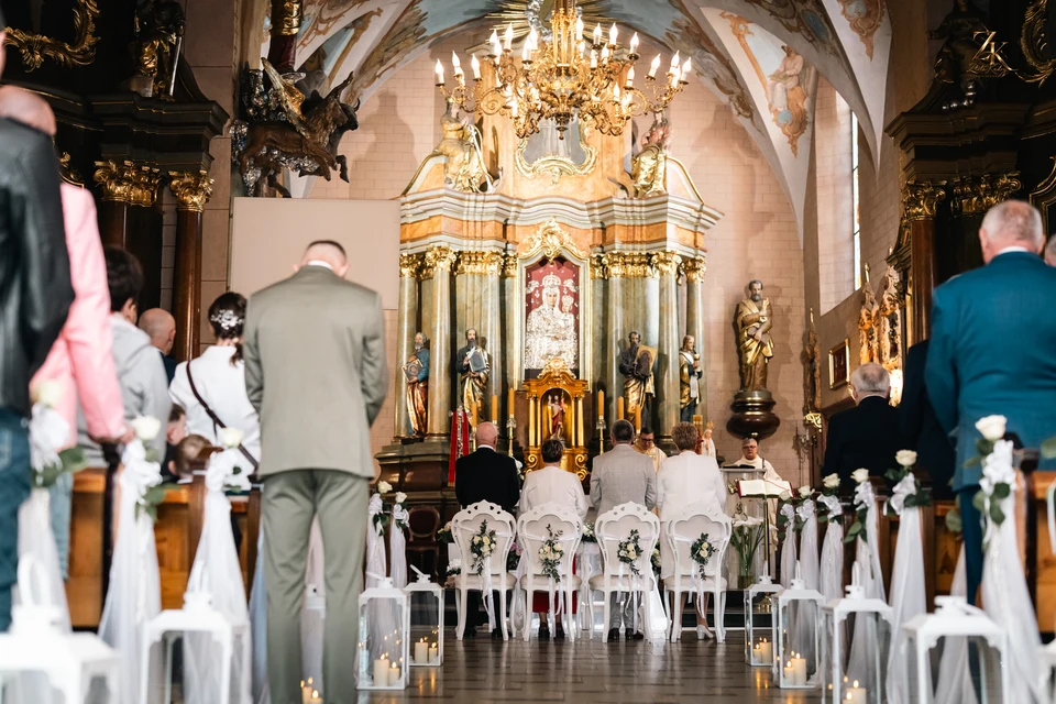 Wnętrze kościoła podczas jubileuszowej uroczystości — 50. rocznica ślubu