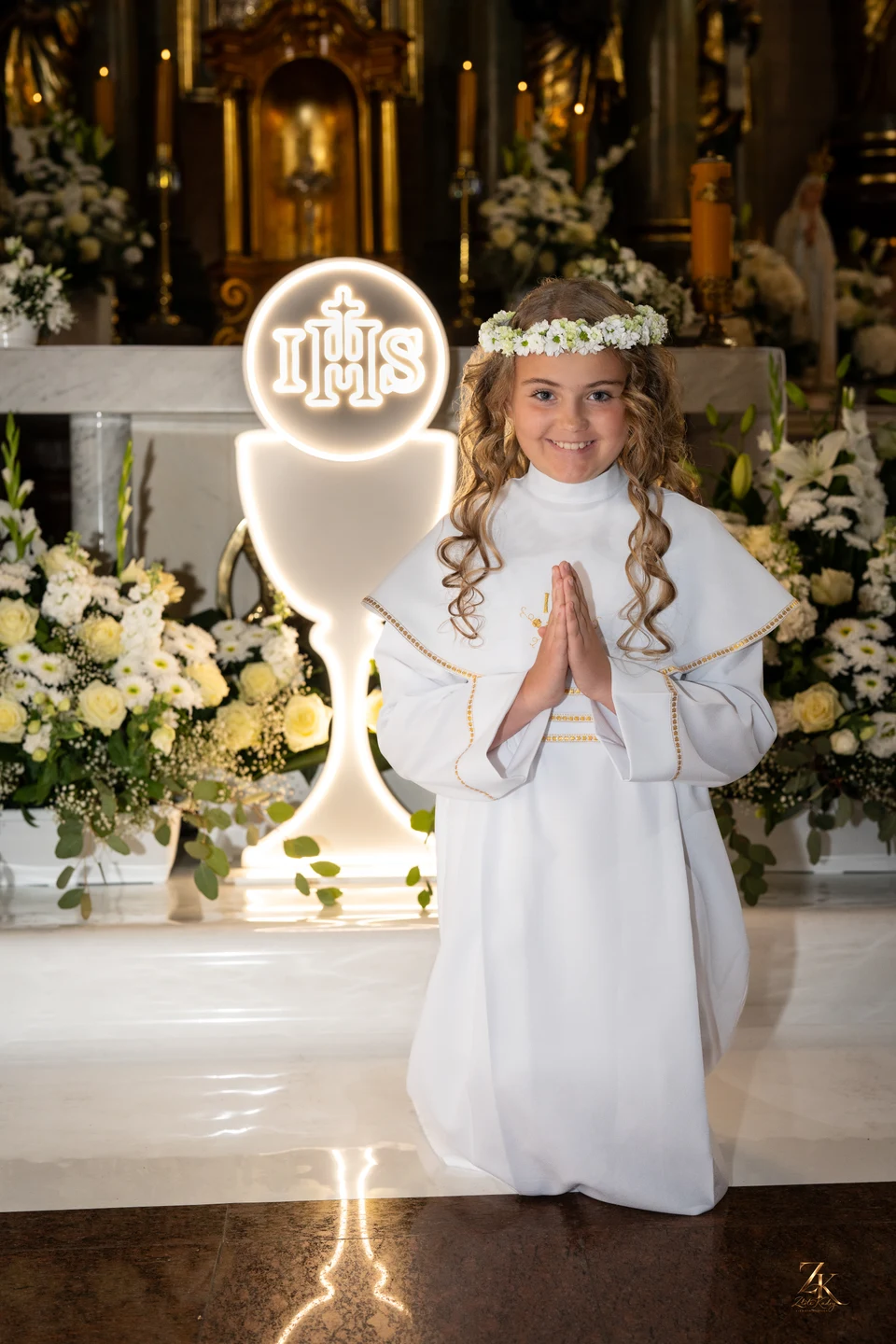 Portret Marysi w kościele przy komunijnej dekoracji — Komunia Marysi