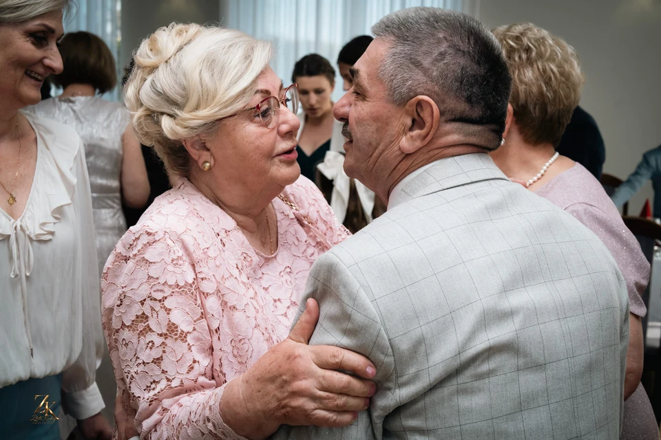 Czuły moment jubilatów — 50. rocznica ślubu